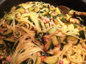 RUCOLA COME PREZZEMOLO: LINGUINE CON ZUCCHINE AFFUMICATE