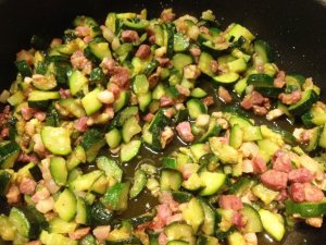 RUCOLA COME PREZZEMOLO: LINGUINE CON ZUCCHINE AFFUMICATE