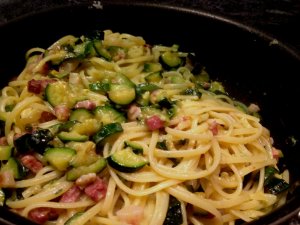 RUCOLA COME PREZZEMOLO: LINGUINE CON ZUCCHINE AFFUMICATE